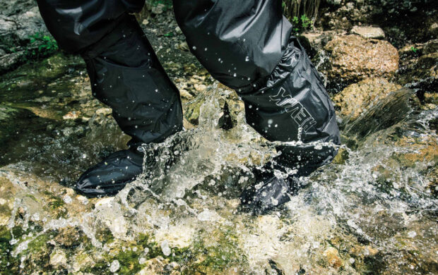 Pioggia in moto? La linea waterproof Hevik punta su visibilità e praticità