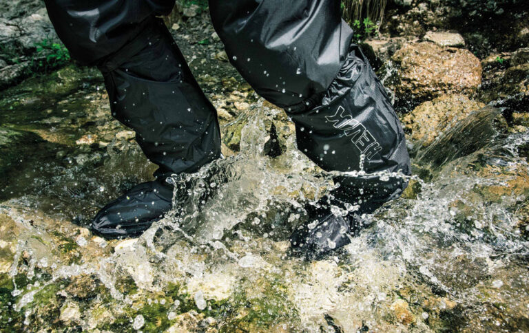 Pioggia in moto? La linea waterproof Hevik punta su visibilità e praticità