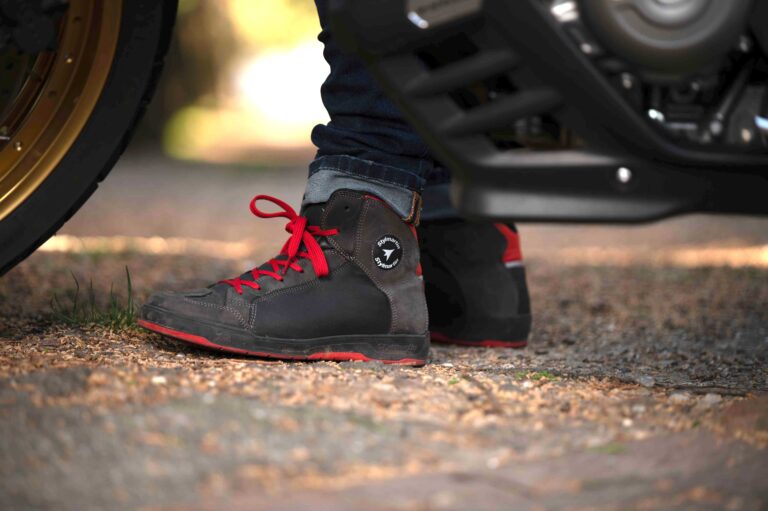 Stylmartin Double WP, sneaker da moto dal contrasto sportivo