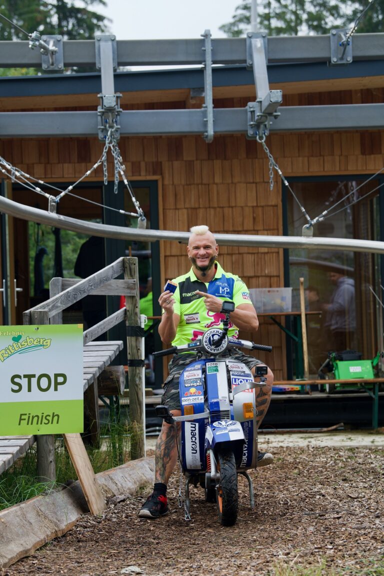 Günter Schachermayr, nuovo Guinness con il cubo di Rubik sulla Vespa
