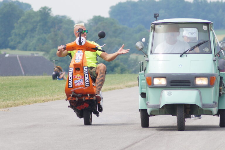 Schachermayr, nuova follia in Vespa: omelette in monoruota