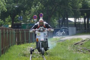 Schachermayr in Vespa sui binari per un nuovo record Schachermayr in Vespa sui binari per un nuovo record