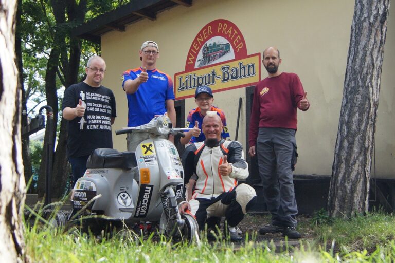 Schachermayr in Vespa sui binari per un nuovo record