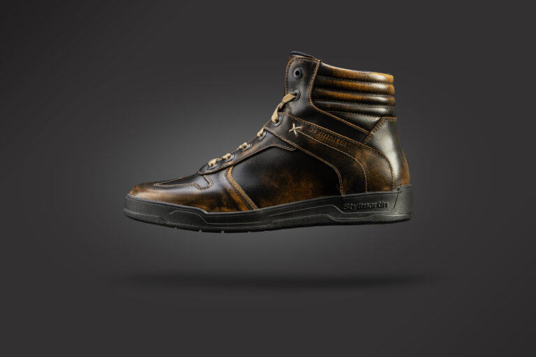 Stylmartin Iron WP Bronze, sneaker tecnica dal look vissuto