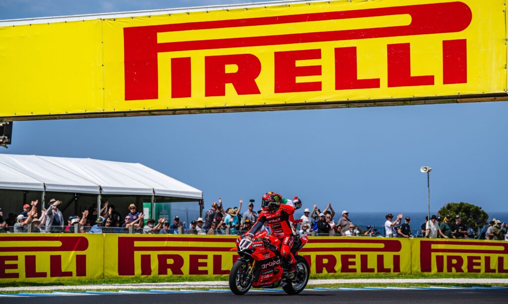 WorldSBK Phillip Island: tripletta Bulega-Ducati con la nuova Pirelli