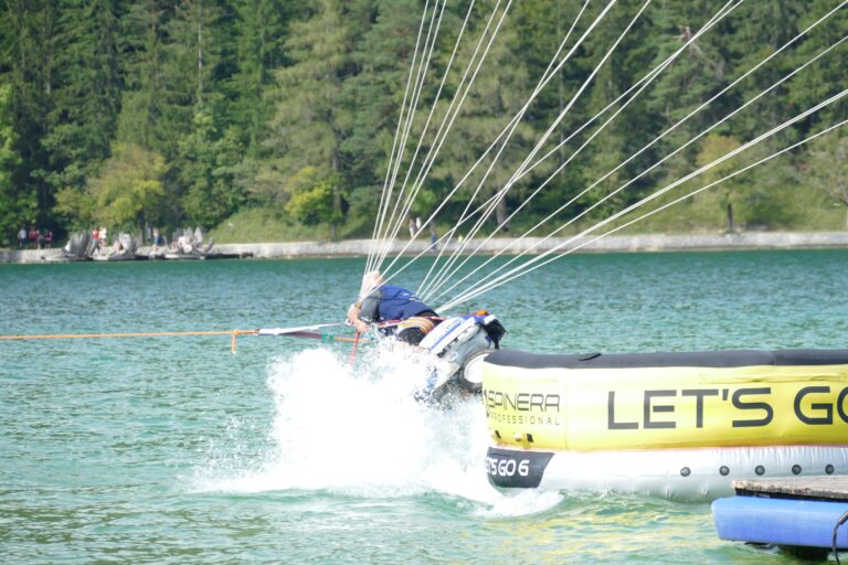 Vespa-kite sul Wolfgangsee: tentativo di record e crash