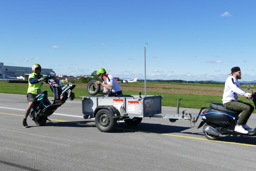 Schachermayr, cambio ruota in impennata da Guinness con la Vespa