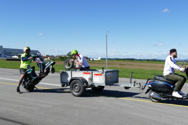 Schachermayr, cambio ruota in impennata da Guinness con la Vespa