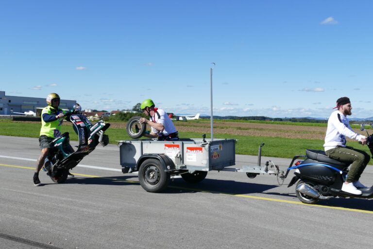 Schachermayr, cambio ruota in impennata da Guinness con la Vespa