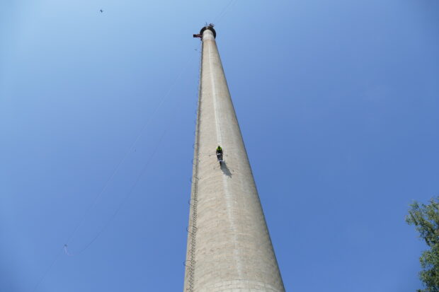 Schachermayr, discesa da brividi in Vespa sulla ciminiera di Pezinok