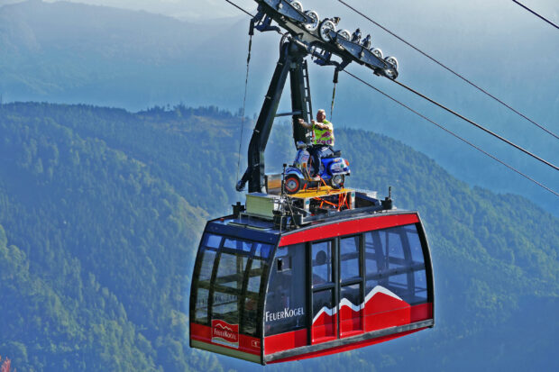 In Vespa sul tetto della funivia: nuovo record per Schachermayr