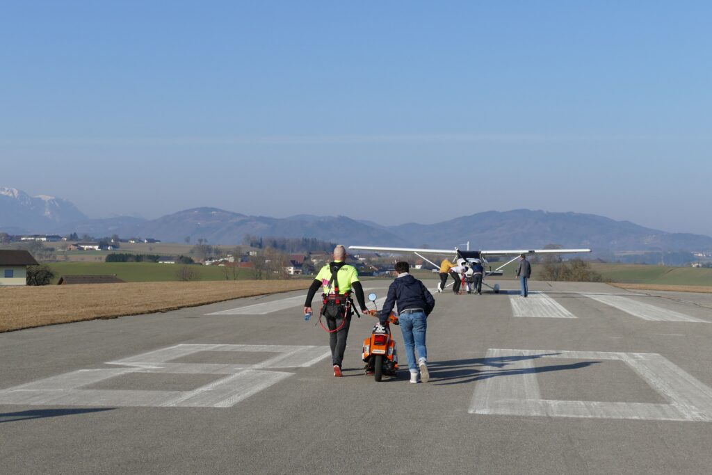 Schachermayr trascina un aereo in impennata con una Vespa
