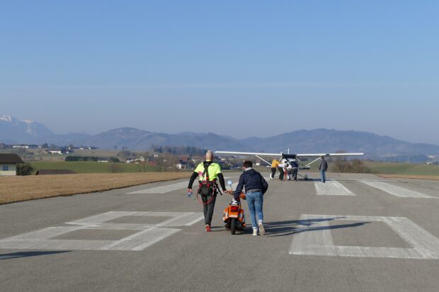 Schachermayr trascina un aereo in impennata con una Vespa