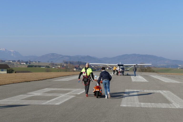 Schachermayr trascina un aereo in impennata con una Vespa