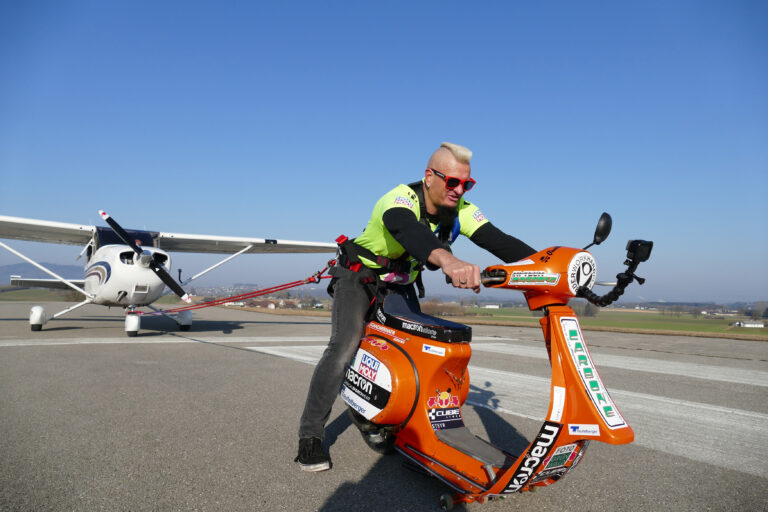 Schachermayr trascina un aereo in impennata con una Vespa