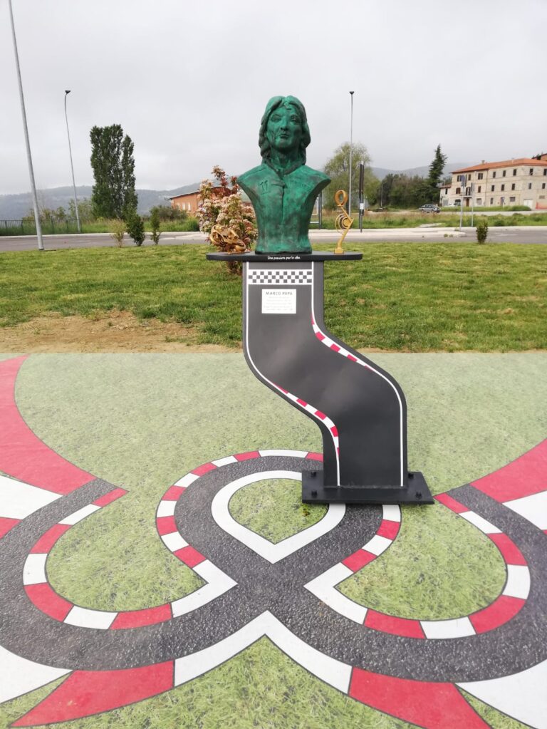 Perugia omaggia Marco Papa: inaugurato il monumento in rotonda