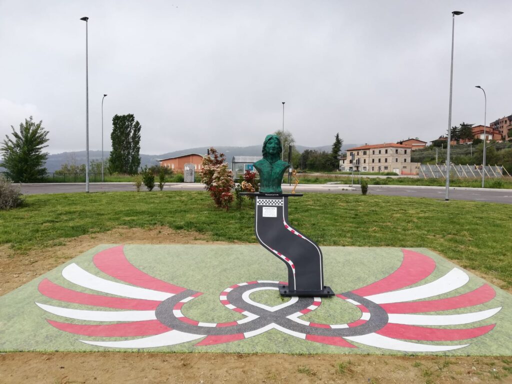 Perugia omaggia Marco Papa: inaugurato il monumento in rotonda