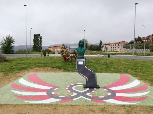 Perugia omaggia Marco Papa: inaugurato il monumento in rotonda