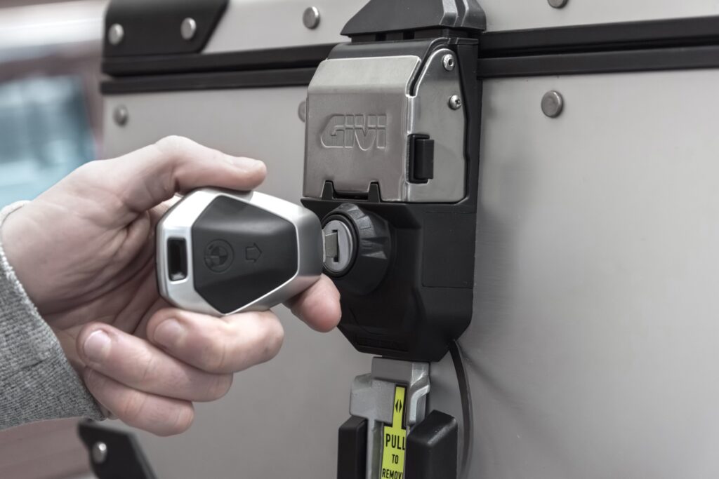 GIVI SLB101, un’unica chiave BMW per moto e valigie