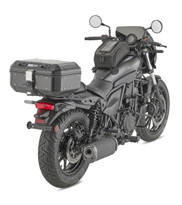 GIVI equipaggia la Kawasaki Eliminator 500 per il turismo