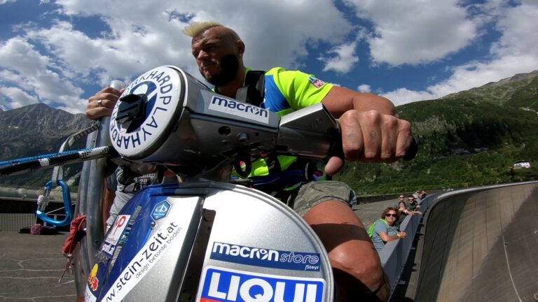 Schachermayr, pendolo da record con la Vespa dalla diga di Schlegeis