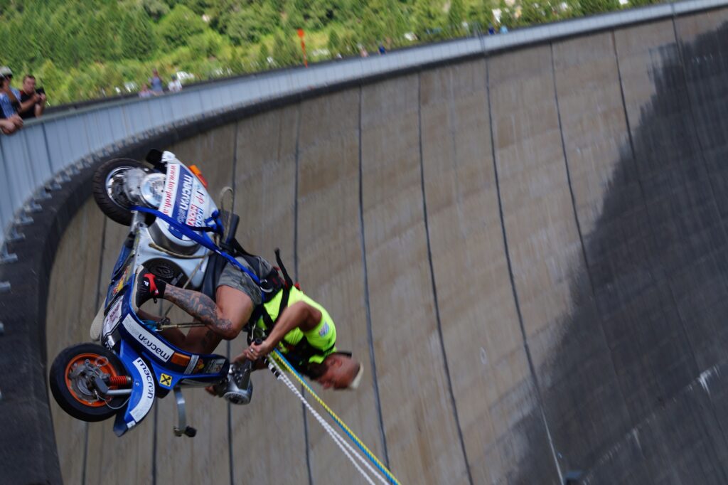 Schachermayr, pendolo da record con la Vespa dalla diga di Schlegeis