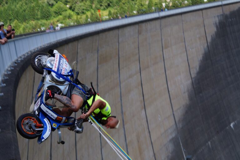 Schachermayr, pendolo da record con la Vespa dalla diga di Schlegeis