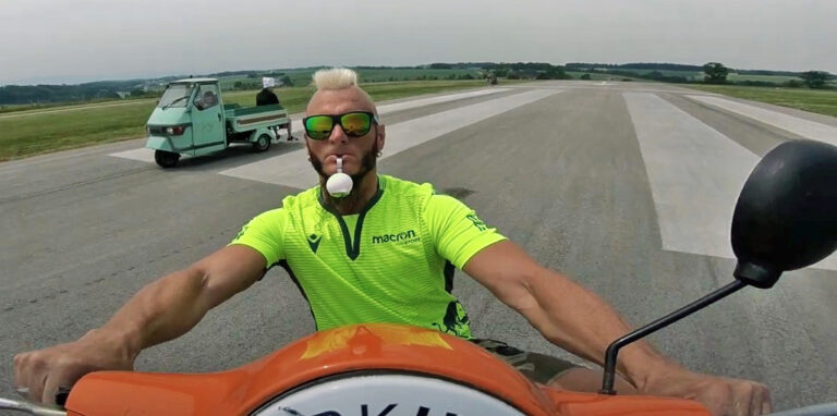 Schachermayr, nuova follia in Vespa: omelette in monoruota
