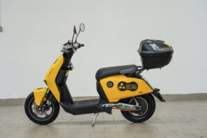 Zig Zag porta a Milano 350 scooter elettrici Super Soco CUx