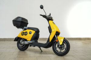 Zig Zag porta a Milano 350 scooter elettrici Super Soco CUx