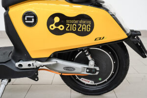 Zig Zag porta a Milano 350 scooter elettrici Super Soco CUx