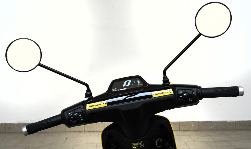 Zig Zag porta a Milano 350 scooter elettrici Super Soco CUx