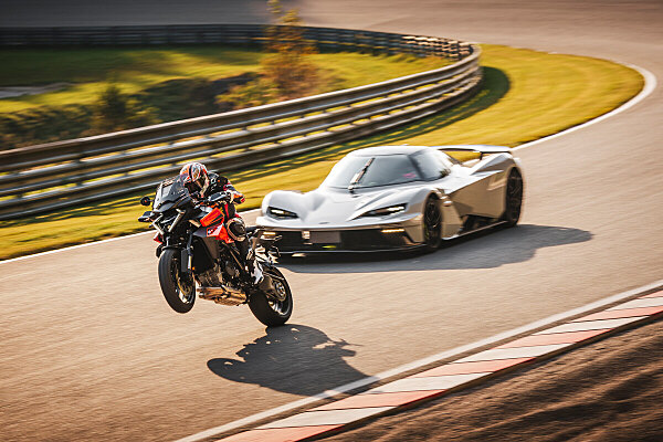Nuova KTM 1390 Super Duke GT 2025, sport tourer al top