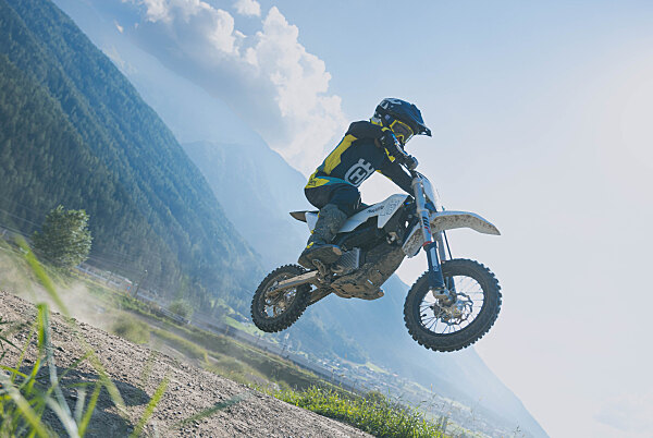 Husqvarna EE 5 2025: più autonomia e raffreddamento a liquido