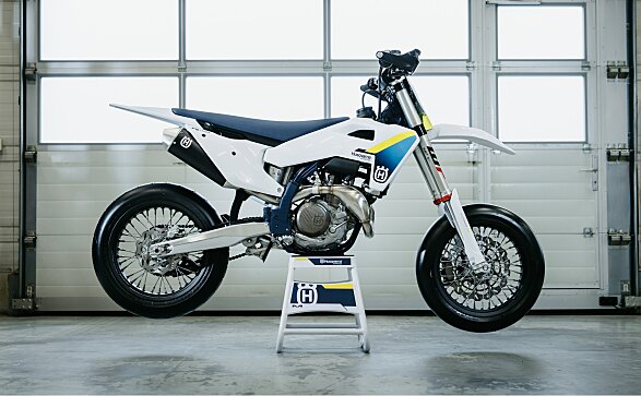 Husqvarna FS 450 2025, la nuova regina delle Supermoto