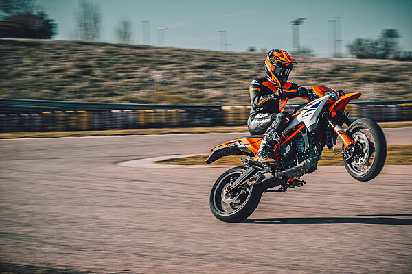 Nuove KTM 125 SMC R e 390 SMC R 2025, supermoto pronte all’attacco