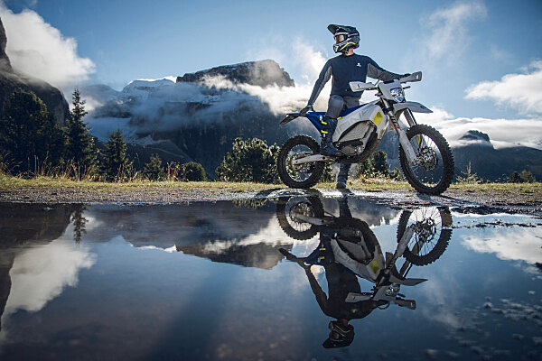 Husqvarna Pioneer 2025: enduro elettrica omologata strada