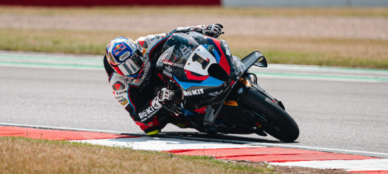 Razgatlıoğlu domina Donington: triplo successo con Pirelli