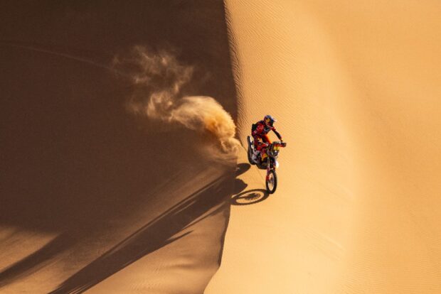 Dakar 2026, Sanders comanda in moto e Al Attiyah detta legge in auto