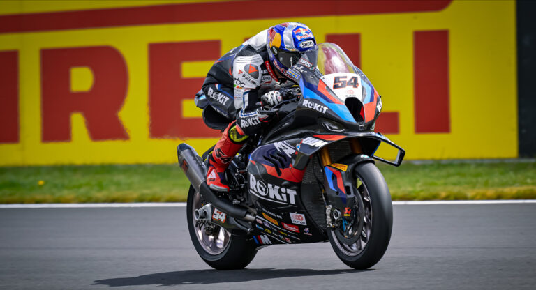 Donington, Razgatlıoğlu fa tripletta con le Pirelli di gamma