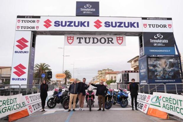 Suzuki consegna 46 moto al Giro d’Italia 2025