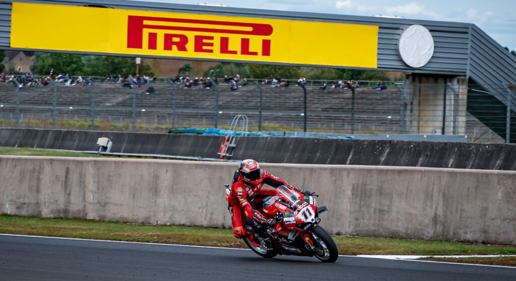 Bulega domina a Magny-Cours con le Pirelli di gamma