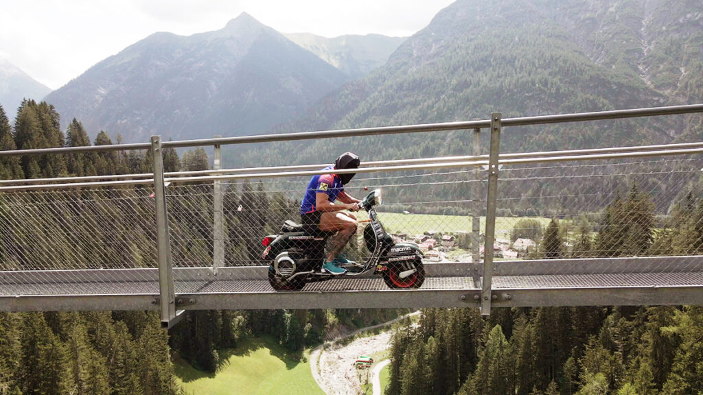 Schachermayr, record alla cieca sulla Vespa sospeso nel vuoto