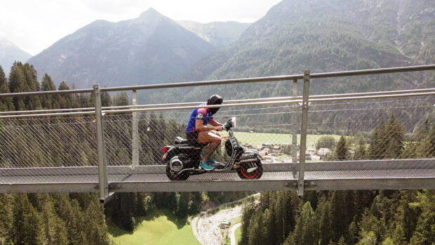 Schachermayr, record alla cieca sulla Vespa sospeso nel vuoto