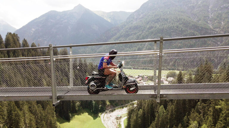 Schachermayr, record alla cieca sulla Vespa sospeso nel vuoto
