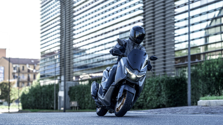 Yamaha NMAX 155 Tech MAX 2026 con cambio YECVT