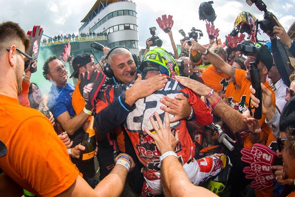 KTM rende omaggio a Tony Cairoli con un video speciale