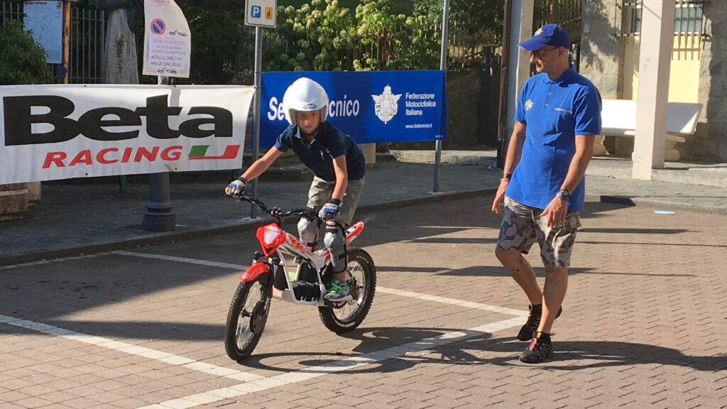 Accordo FMI–Beta: il trial elettrico punta sui giovani