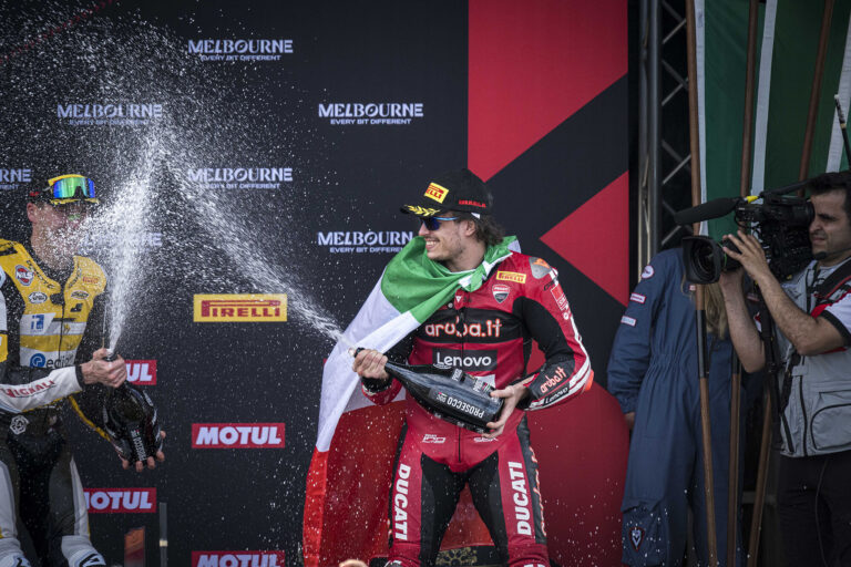 Bulega domina Phillip Island: quinta vittoria e traguardo storico Ducati