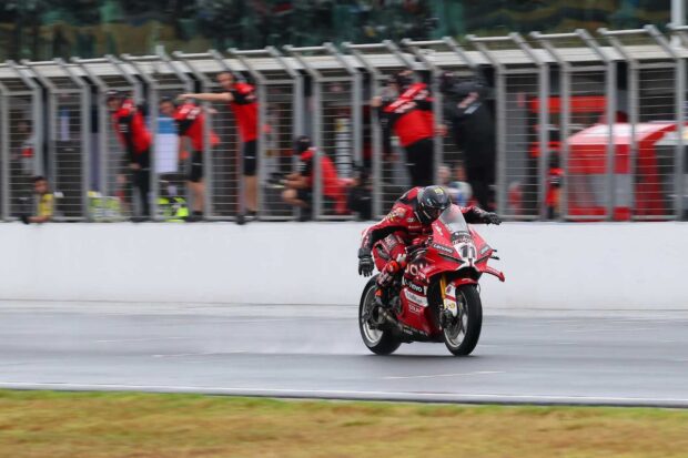 WorldSBK Phillip Island: Bulega domina, Arenas-sorpresa in SSP